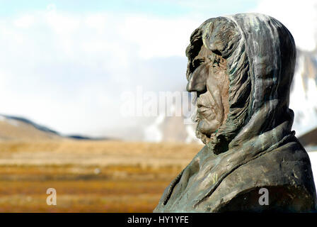 Dieses Foto zeigt eine Statue von Roald Amundsen in dem abgelegenen Dorf Ny Alesund; Spitzbergen. Amundsen war ein norwegischer Entdecker der Polarregionen Stockfoto