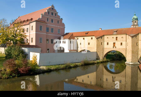 Bild des historischen Watergate neben einen schönen Herbst farbige Stadtpark in Amberg, Bayern, Deutschland.  Blick schlug Den Herbstlichen Stadtpark bin Stockfoto