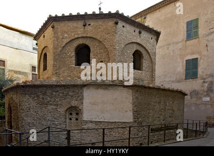 Das Battistero di Albenga an der ligurischen Küste, Nord-West-Italien.  Der Taufkapelle in der Altstadt von Albenga und der Ligurschen Küste, Norwestitali Stockfoto