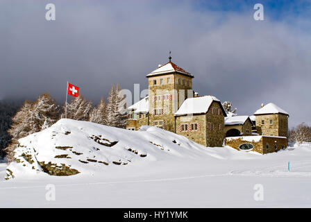 Mist da Sass Burg in eine Winterlandschaft, Dorf Surlej, Silvaplanersee, Schweiz | Burg Mist da Sass in Einer Erinnerungsbild bin Silvaplaner Stockfoto