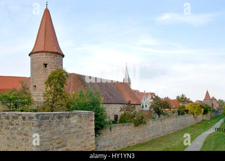 Blick über den mittelalterlichen Stadtmauern der Stadt Wolframs-Eschenbach in Bayern, Süddeutschland.  Blick Über Mittelalterliche Stadtmauer im sterben Al Stockfoto