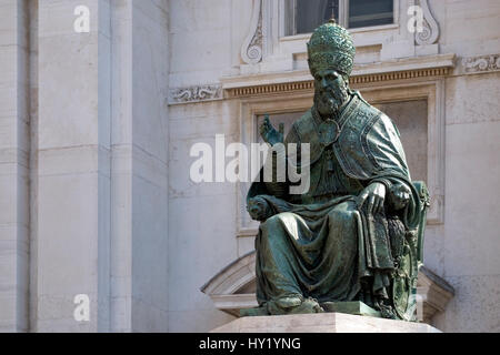 Denkmal von Papst Sixtus V. Vor der Basilica della Casa Santa, Loreto, Italien Stockfoto