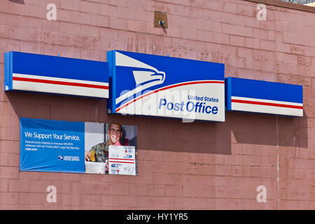 Indianapolis - ca. April 2016: USPS Postamt Lage. Die USPS ist verantwortlich für die Bereitstellung von E-Mail-Übermittlung ich Stockfoto