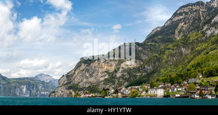 Panoramablick über Fluelen am Vierwaldstättersee, Schwyz, Schweiz. | Panorama Aussicht Auf Fluelen 'm Vierwaldstaetter See, Schwyz, Schweiz. Stockfoto