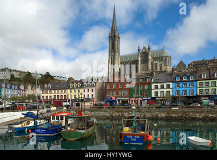 Diese Miniaturabbildung zeigt die Innenstadt von den Küsten von Cobh in Irland. Das Bild wurde an einem sonnigen Frühlingsmorgen aufgenommen. Stockfoto