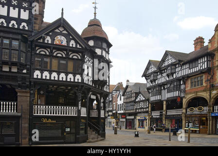 Von Chester, Cheshire, Chester Zeilen bestehen aus überdachte, die Passagen auf der Erdgeschoss Ebene hinter der Eingänge zu den Geschäften und anderen Prem sind Stockfoto