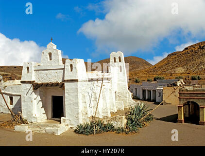 Weißen mexikanischen Kirche in einer verlassenen Westernstadt in der Sierra Nevada, Spanien Stockfoto