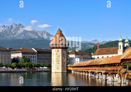 Bild von der historischen Altstadt entfernt und die Kapellbrücke mit dem Wasserturm der Stadt Luzern am Vierwaldstättersee in der Zentralschweiz. In der Stockfoto
