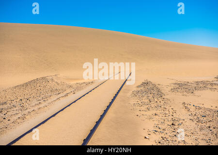 Bahngleise nach Sandsturm, Namibia Stockfoto