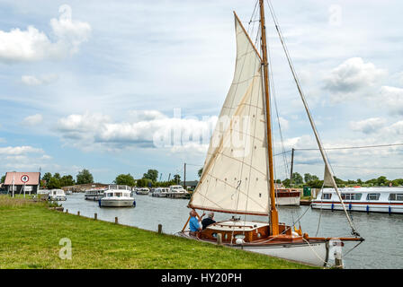 Traditionellen hölzernen Segelschiff bei The Broads ist ein großes Netzwerk von meist schiffbaren Flüssen und Seen in den englischen Grafschaften Norfolk und Suffolk, Stockfoto