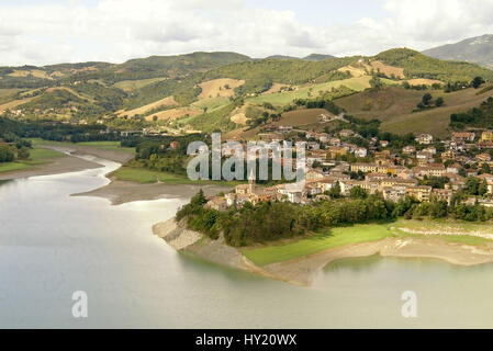 Landschaft in der Nähe von Sassocorvaro Im Marche, Italien.  Bild einer Landschaft in der Nähe von Sassocorvaro in Marken, Italien. Stockfoto