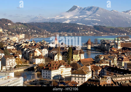 Malerische Aussicht auf die historische Stadt Luzern am Vierwaldstättersee in der Zentralschweiz. Im Hintergrund sehen Sie die Rigi. Stockfoto