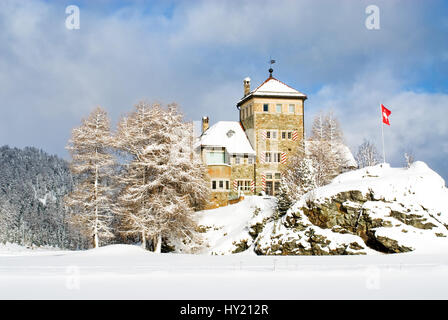 Mist da Sass Burg in eine Winterlandschaft, Dorf Surlej, Silvaplanersee, Schweiz | Burg Mist da Sass in Einer Erinnerungsbild bin Silvaplaner Stockfoto