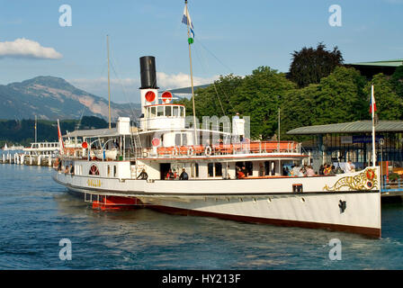 Schaufelrad-Dampfer am Vierwaldstätter See in der Schweiz. Stockfoto