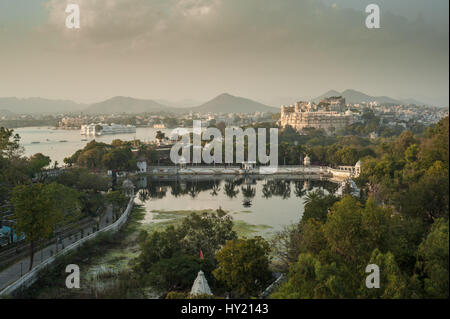 Blick von der Seilbahn zum Lake Palace und Stadtschloss mit Dudh Talai & Manik Lal Verma Park im Vordergrund Stockfoto