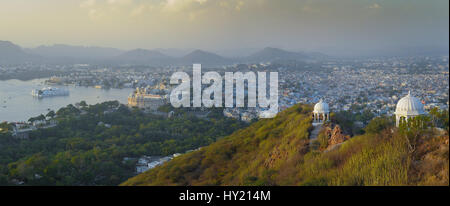 Panaromic Blick über Pichola-See und die Stadt Udaipur von Deen Dayal Park Stockfoto