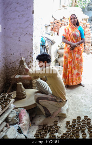 Ein Junge Spinnen eine Töpferscheibe, kleine Tontöpfe, Udaipur zu machen Stockfoto