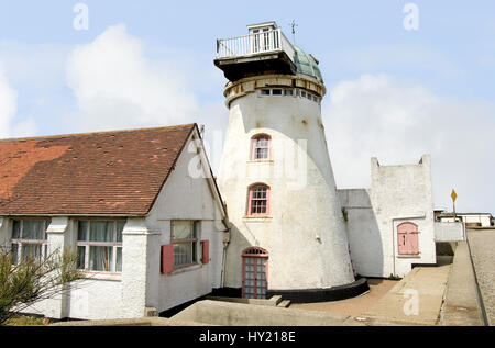 Windmühle in Aldeburgh eine Küstenstadt in Suffolk, East Anglia, England umgewandelt. Das Hotel liegt am Fluss ALDE-die Stadt ist bekannt für seine blaue Flagge-Shing Stockfoto