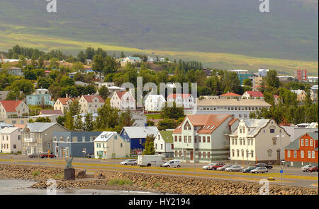 Stock Foto von bunten hölzernen Häuser im Hafen Stadt Akureyri im Norden von Island. Stockfoto