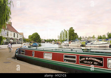 Ely ist eine Domstadt in Cambridgeshire, England mit vielen historischen Gebäuden und verwinkelten Einkaufsstraßen. Die Stadt liegt am Fluss Great Ouse und Stockfoto