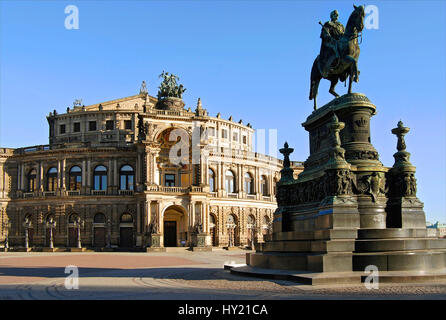 Bild der berühmten historischen Semper-Oper in der alten Stadt von Dresden mit der Staue von König Johann vor, Deutschland. Stockfoto