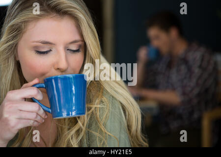 Nahaufnahme der jungen Frau trinken Kaffee in der cafeteria Stockfoto