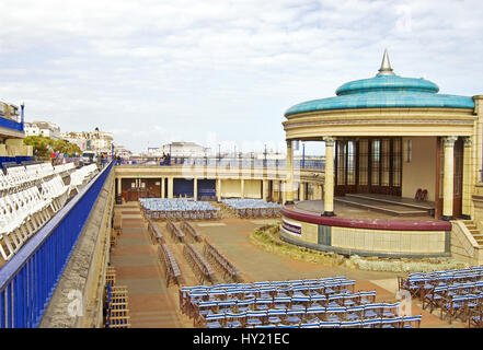 Der Musikpavillon auf der beliebten Strandresort von Eastbourne in East Sussex, Südengland. Stockfoto