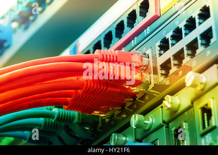 Netzwerkkabel angeschlossen in Netzwerk-switches Stockfoto