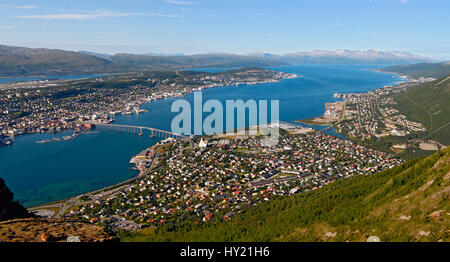 Dieses Panorama stock Foto zeigt die Stadt und die umliegende Berglandschaft von Tromsø in Nord-Norwegen. Das Bild wurde von der Storsteinen Mou genommen. Stockfoto