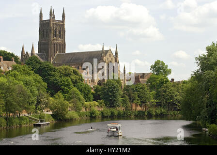 Worcester Cathedral ist eine anglikanische Kathedrale in Worcester, England; gelegen auf einer Anhöhe mit Blick auf den Fluss Severn. Es ist der Sitz des anglikanischen Bi Stockfoto