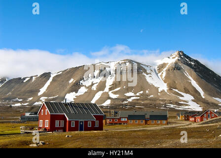 Bunte Häuser im abgelegenen Dorf Ny Alesund in Spitzbergen, die zu Norwegen gehört. Hinter den Häusern ist ein Berg, etwas Schnee auf den Stockfoto