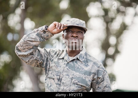 Zuversichtlich militärische Soldat im Ausbildungslager Stockfoto