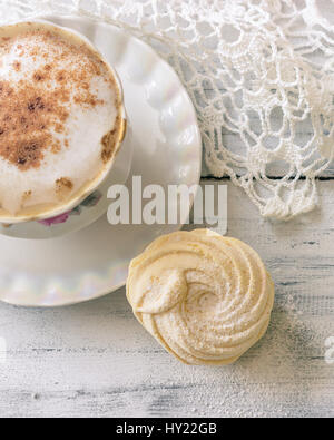 Zephyr (russische Eibisch) und Tasse Cappuccino Kaffee auf leichte Holztisch. Romantischen Landhausstil Frühstück Konzept Stockfoto