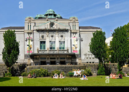 In diesem Bild sehen Sie das historische Theater der alten Stadt Bergen, die zweitgrößte Stadt in Norwegen. Das Gebäude wurde im Art-Déco-s errichtet Stockfoto