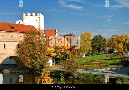 Bild des historischen Watergate neben einen schönen Herbst farbige Stadtpark in Amberg, Bayern, Deutschland.  Blick schlug Den Herbstlichen Stadtpark bin Stockfoto