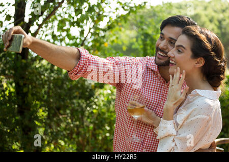 Brautpaar nehmen Selfie durch Smartphone im park Stockfoto