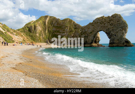 Blick über den Strand an der "Durdle Door" Cliff-Bildung in der Nähe von Lulworth, Dorset, Südengland.  Der Strang bin Durdle Door, Ein Natürlicher Felsbogen Stockfoto