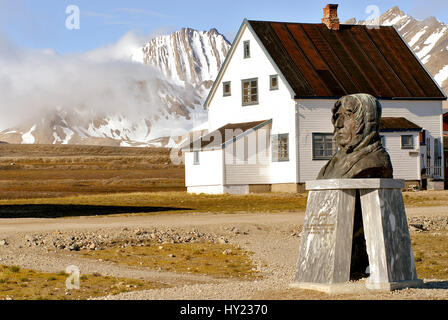 Diese schwarzen und weißen stock Foto zeigt eine Statue von Roald Amundsen in dem abgelegenen Dorf Ny Alesund; Spitzbergen. Amundsen war ein norwegischer Entdecker Stockfoto