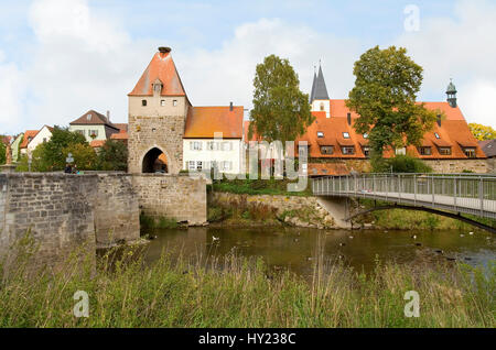 Bild der traditionellen Brücke am Ortseingang von Herrieden im Bundesland Baden-Württemberg.  Blick Auf Die Mittelalterliche Brücke ein Stockfoto