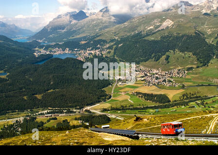 Seilbahn hinauf Muottas Muragl mit den oberen Engadiner Seen im Hintergrund, Engadin, Schweiz Standseilbahn bin Muottas Muragl Mit der Obereng Stockfoto