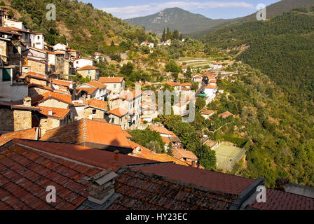 Blick über den kleinen Berg Dorf von Apricale ein beliebtes Touristenziel in den ligurischen Alpen, Nord-West-Italien.  Blick schlug Das Kleine Bergdo Stockfoto