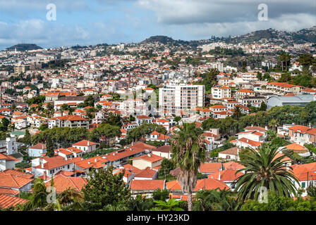 Blick über die Stadt Funchal gesehen von der Bergseite, Insel Madeira, Portugal. Stockfoto