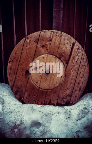 Rad aus Holz das elektrische Kabel. Stockfoto