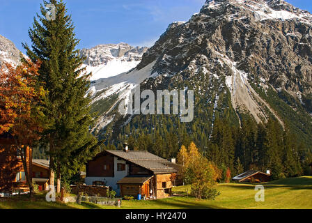 Dieses Foto zeigt eine typische Schweizer Holzhaus in einer Herbst-Landschaft im kleinen Dorf von Arosa ein Skigebiet in der Schweiz. Arosa ist Stockfoto