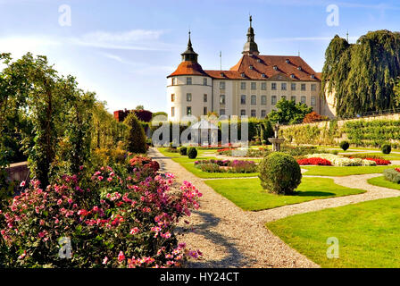 Schloss Langenburg in Baden GmbH, Süd-Deutschland.  Blick Ã¼ber Den Garten Auf Das RenaissanceschloÃŸ Langenburg in Baden-WÃ¼rtemberg in Deutsc Stockfoto