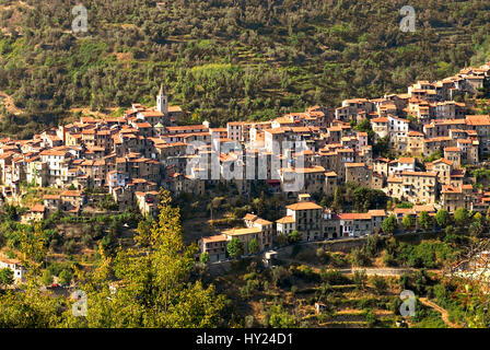 Blick über den kleinen Berg Dorf von Apricale ein beliebtes Touristenziel in den ligurischen Alpen, Nord-West-Italien.  Blick schlug Das Kleine Bergdo Stockfoto