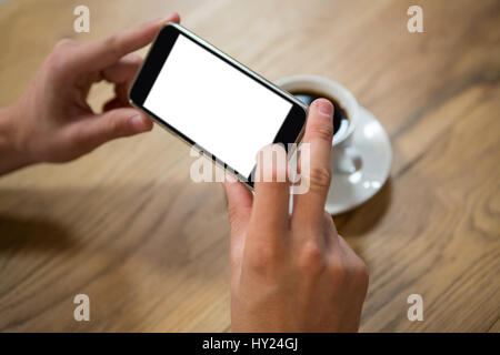 Nahaufnahme der Mannhände fotografieren Kaffee über Smartphone im café Stockfoto