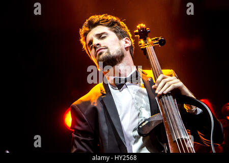 Mailand, Italien. 30. März 2017. Kroatische Cello Duo 2Cellos tritt im Mediolanum Forum. Bildnachweis: Mairo Cinquetti/Alamy Live-Nachrichten Stockfoto