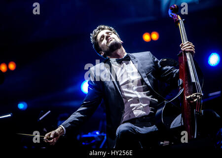 Mailand, Italien. 30. März 2017. Kroatische Cello Duo 2Cellos tritt im Mediolanum Forum. Bildnachweis: Mairo Cinquetti/Alamy Live-Nachrichten Stockfoto