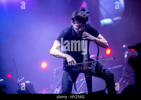 Mailand, Italien. 30. März 2017. Kroatische Cello Duo 2Cellos tritt im Mediolanum Forum. Bildnachweis: Mairo Cinquetti/Alamy Live-Nachrichten Stockfoto